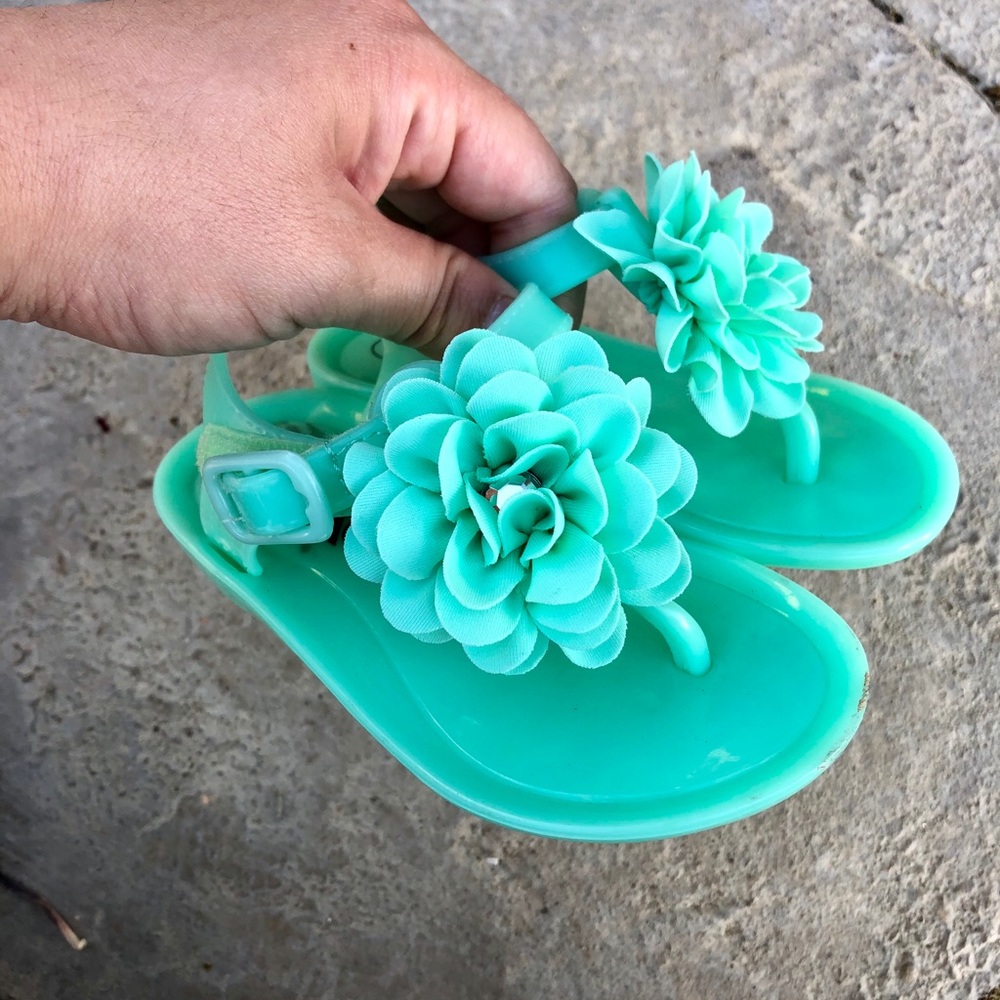 SOLD Toddler Girl Flower Sandals - Picture 5 of 6